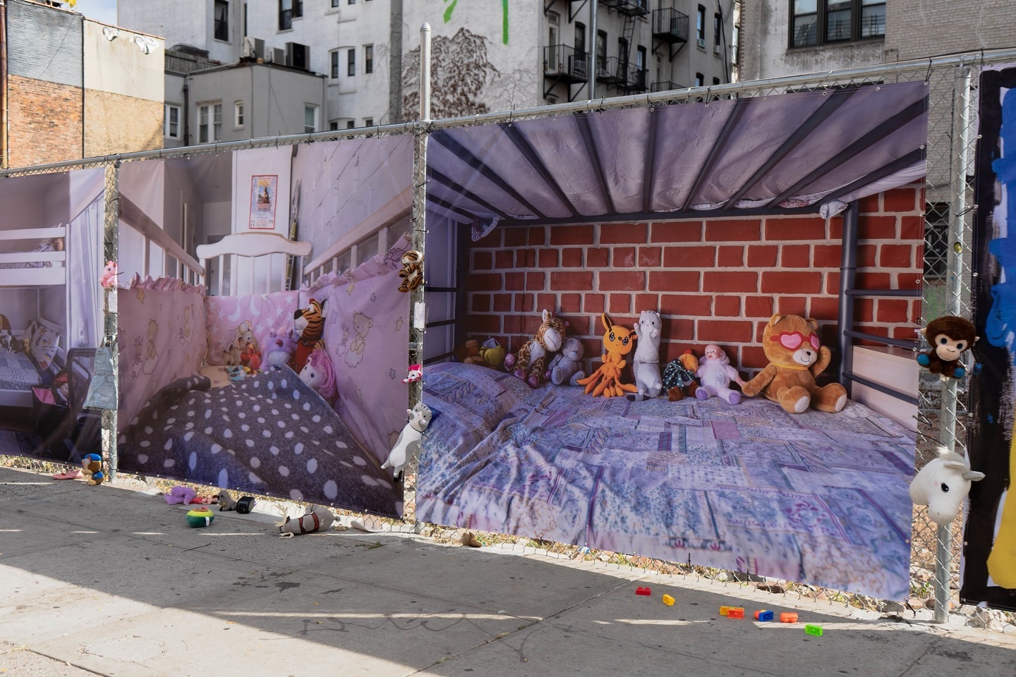 Пусті ліжка: у Нью-Йорку художньою інсталяцією нагадали про 20 тисяч викрадених дітей України