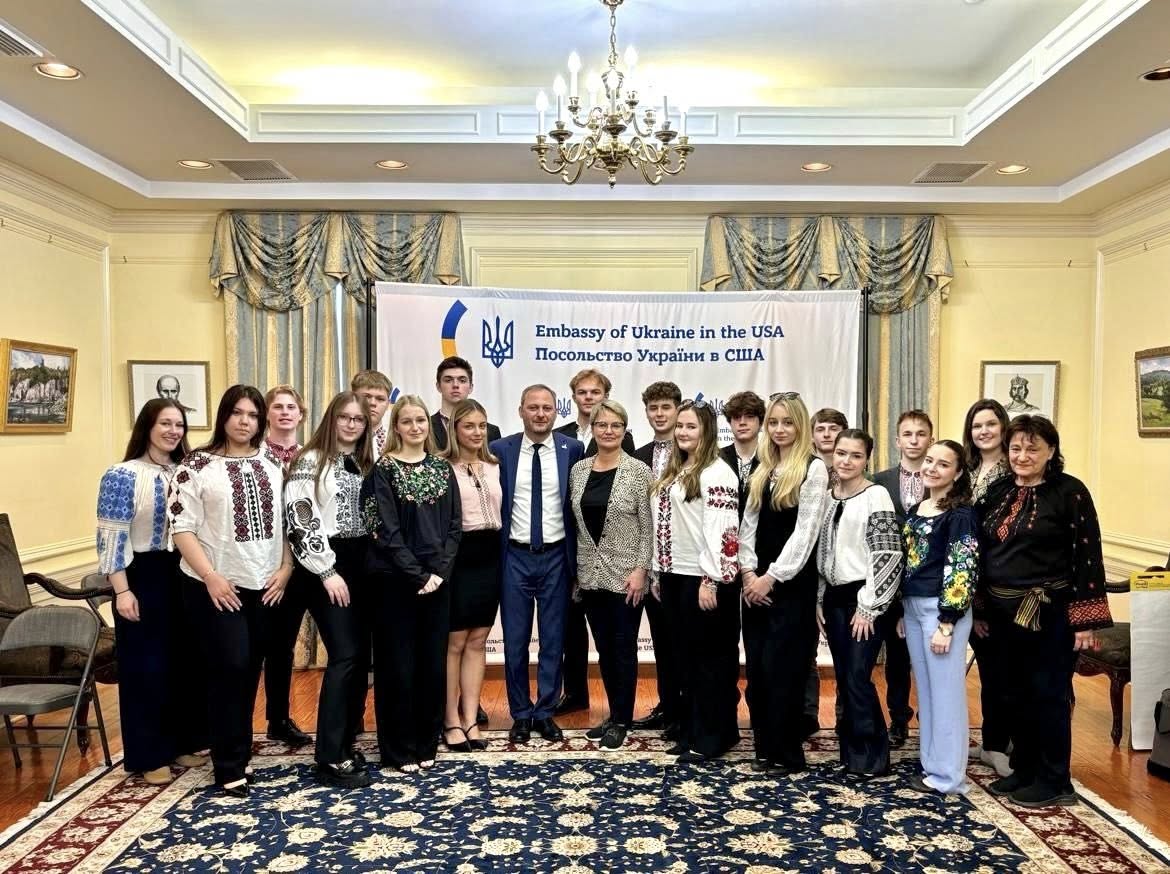 Майбутні лідери української діаспори: учасники семінару СУМ відвідали Посольство України у Вашингтоні