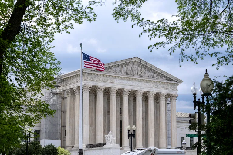U.S. Supreme Court Blocks Reinstatement of Humanitarian Parole Programs: Fate of Over 200,000 Ukrainians Remains Uncertain