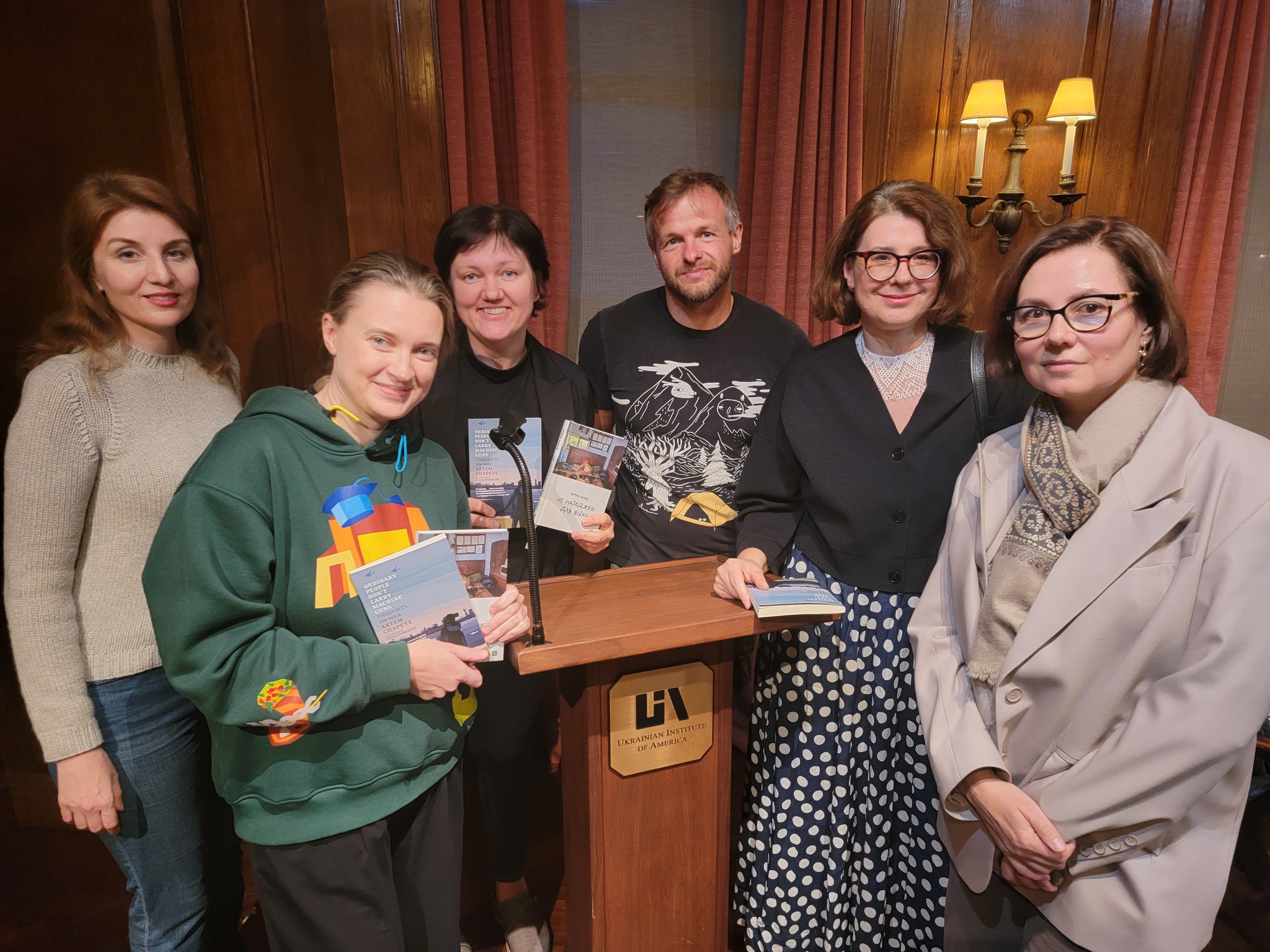 «Звичайні люди не носять кулемети»: український письменник Артем Чапай представив свої книги в Нью-Йорку